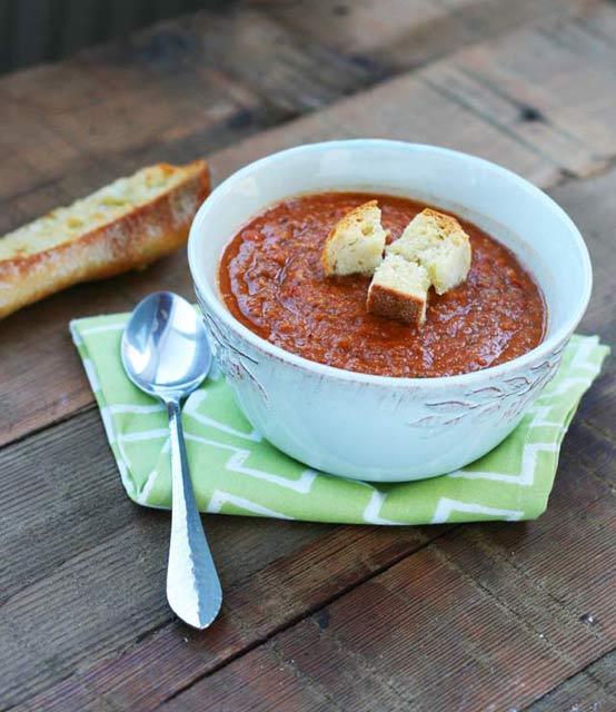 西红柿和扁豆汤配方:一个超级便宜的汤配方，养活一群人!亚博客服联系不上