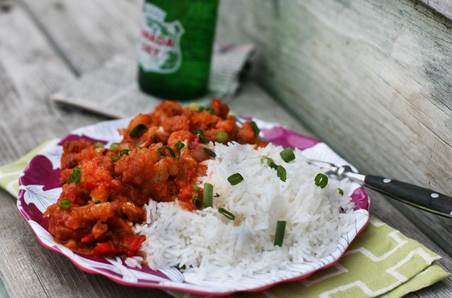 戈壁满洲料理:印度风味的花椰菜料理，配上辛辣的酱汁。点击查看食谱!