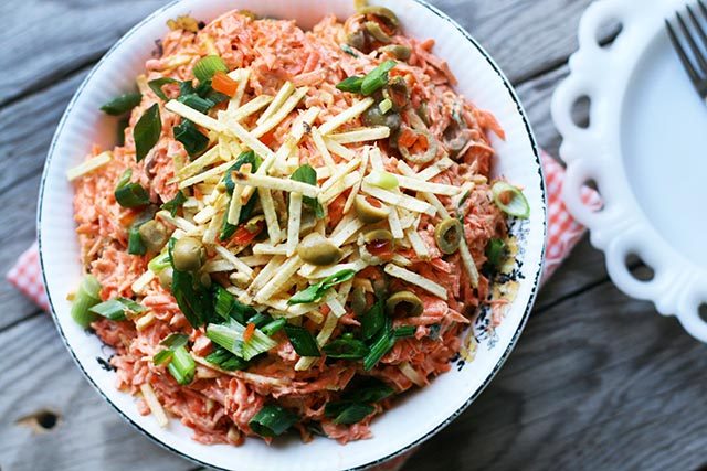 细胡萝卜沙拉:由胡萝卜、金枪鱼和细土豆制成。亚博客服联系不上又便宜又简单!