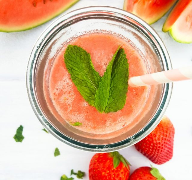 西瓜草莓冰沙:夏日美味清爽的冰沙食谱!
