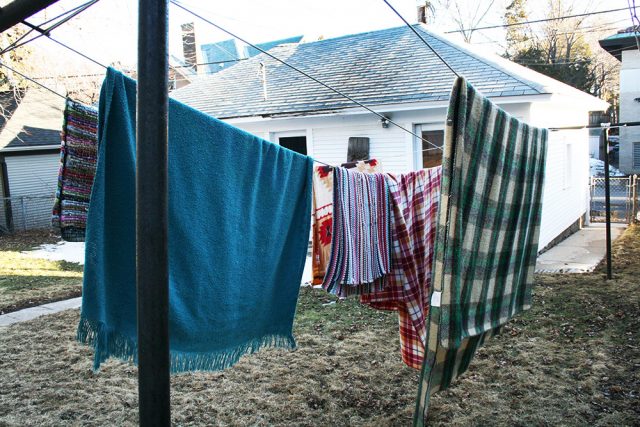 在晾衣绳上晾衣服和洗衣服可以省钱!点击这里获取更多省钱的洗衣技巧。