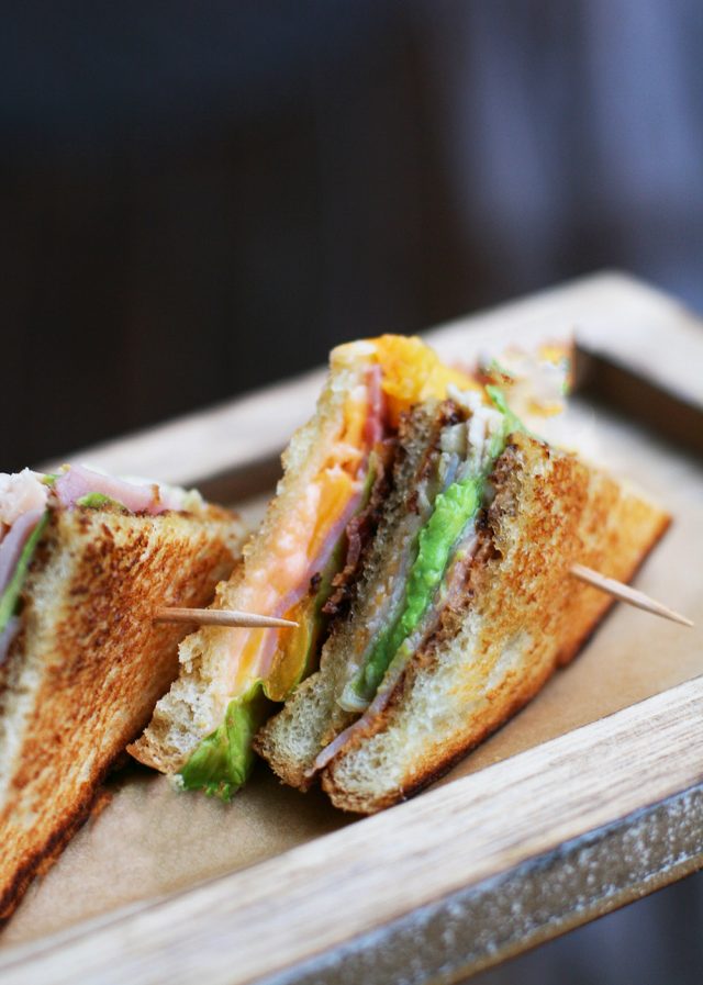 学习如何在家制作俱乐部三明治!点击查看食谱。