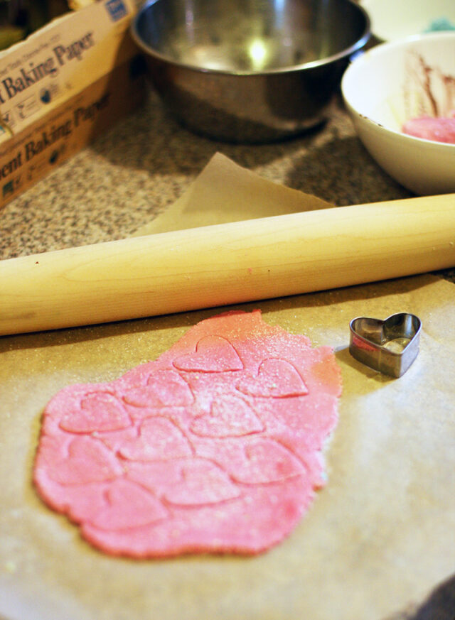 如何用饼干切割机和擀面杖做奶油芝士薄荷糖。