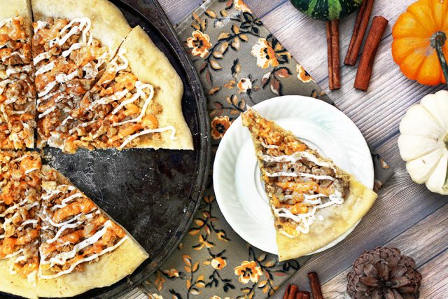 南瓜香料甜点披萨:带有秋季风味的甜点披萨。点击查看食谱!