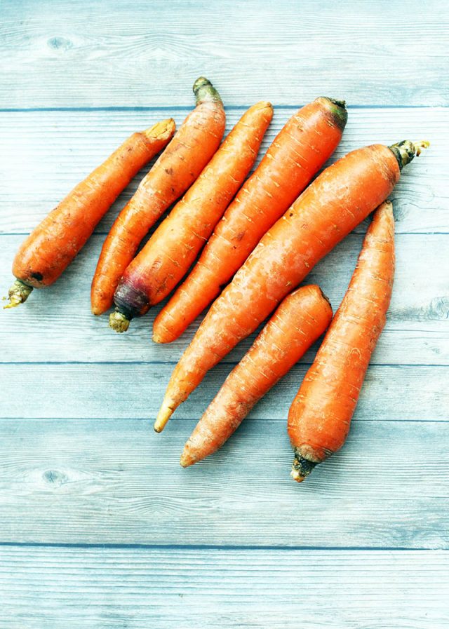 胡萝卜是廉价食谱爱好者的梦想亚博客服联系不上!看看这些黄油烤胡萝卜。