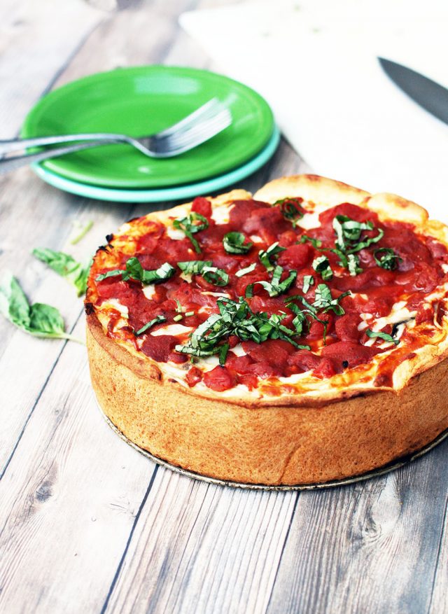 深盘披萨:简单的食谱，用烤盘做成。