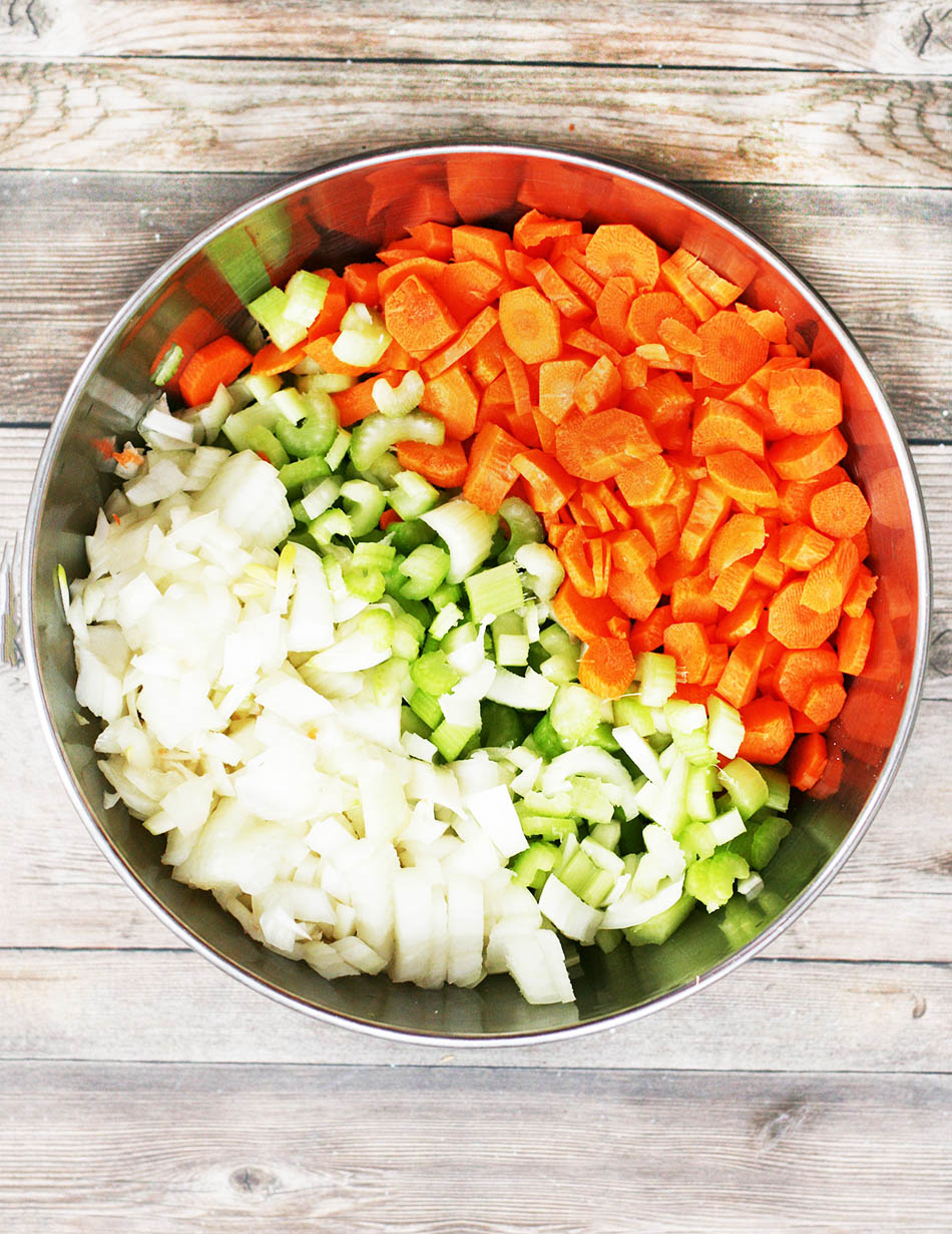 如何制作汤头豆荚:先将胡萝卜、芹菜和洋葱混合在一起，做一个简单的mirepoix。