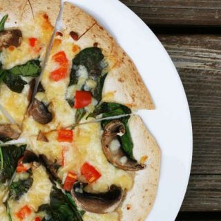 玉米饼壳披萨:史上最便宜、最脆的披萨食谱!亚博客服联系不上点击阅读原文，学习如何制作这些简单的披萨。