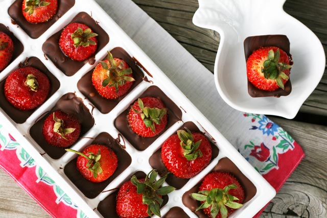 用冰块托盘做成巧克力草莓