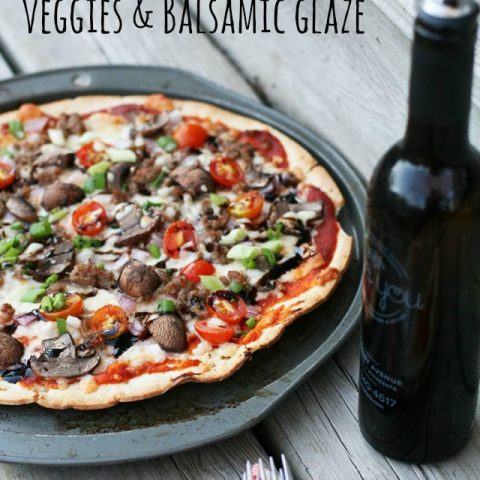 披萨配自制香肠、蔬菜和香醋。这么美味!点击查看说明。