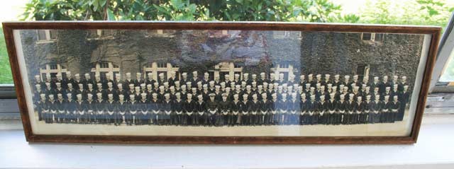 一个装在相框里的明尼苏达州军事团体的旧照片