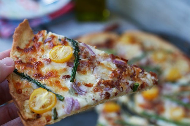 艾肯小麦皮配芦笋，培根，蓝纹奶酪，圣女果和红洋葱。YUM !我最喜欢的披萨之一。