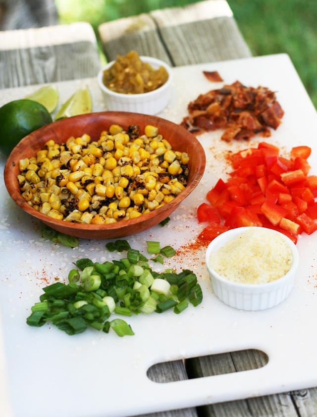 墨西哥街头玉米(elote)沙拉的配料。点击查看食谱!