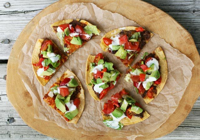 墨西哥风味的披萨饼，由玉米饼、炸豆和其他美味的食材制成。点击查看食谱!