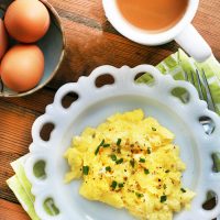 最基本的炒鸡蛋:如何每次都做出完美的炒鸡蛋。点击查看食谱!
