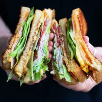 烤俱乐部三明治:经典的三明治得到了美味的升级。点击查看食谱!