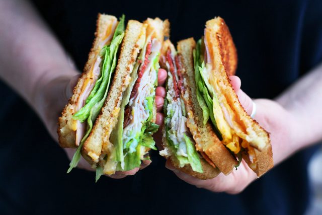 烤俱乐部三明治:经典的三明治得到了美味的升级。点击查看食谱!