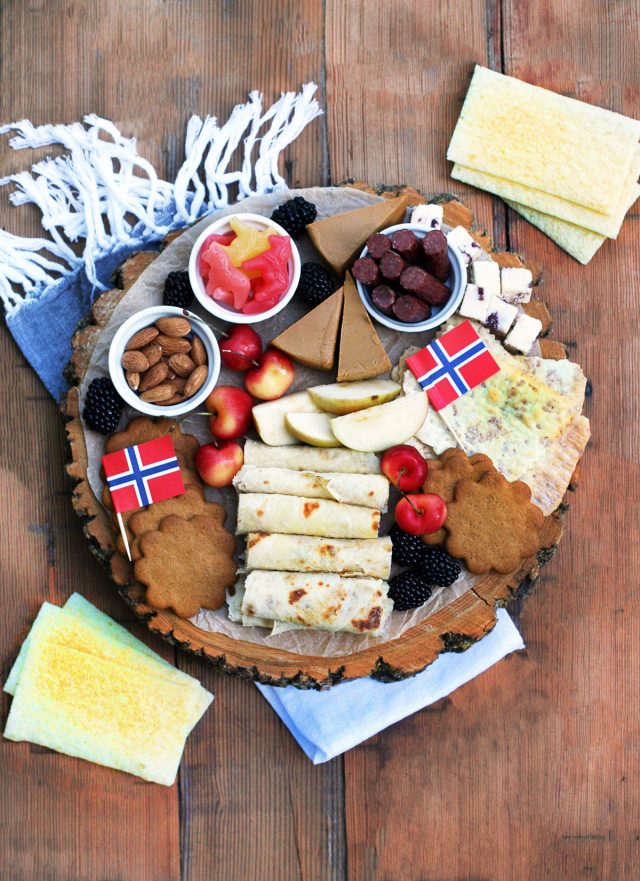 北欧小吃板:美味的北欧小吃组成了这个派对小吃板。