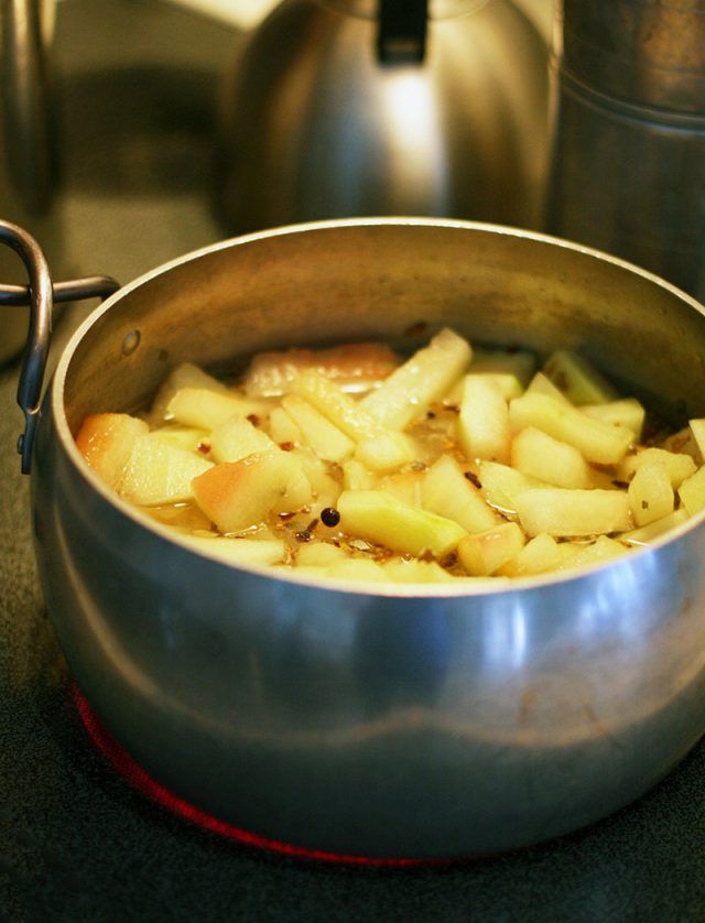西瓜皮腌菜的制作方法:将西瓜皮放入腌制盐水中腌制。