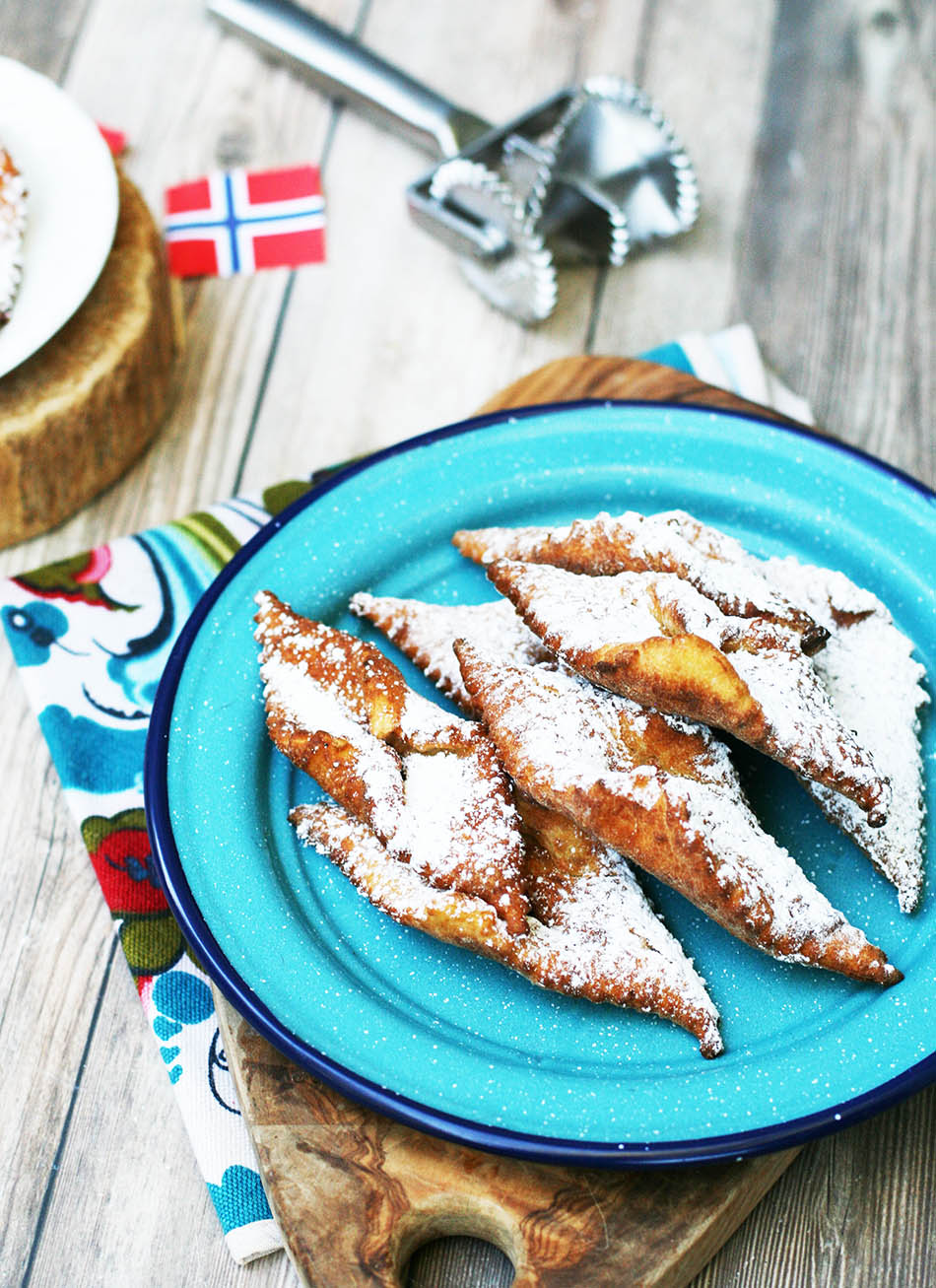 挪威甜饼干:一种形状漂亮的油炸饼干，上面撒上糖粉。