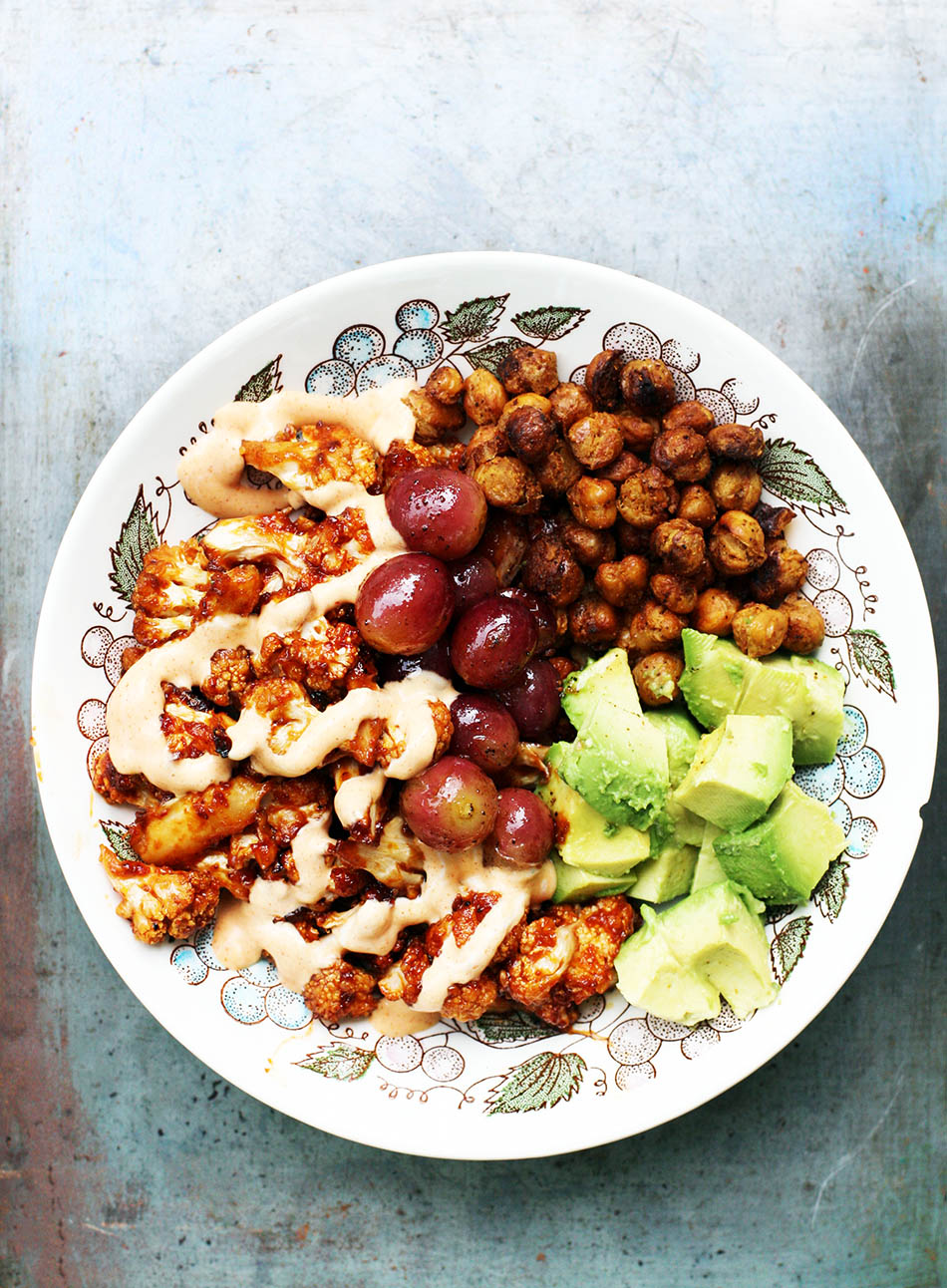 烤花椰菜、葡萄和鹰嘴豆碗:点击查看这道美味的素食食谱。