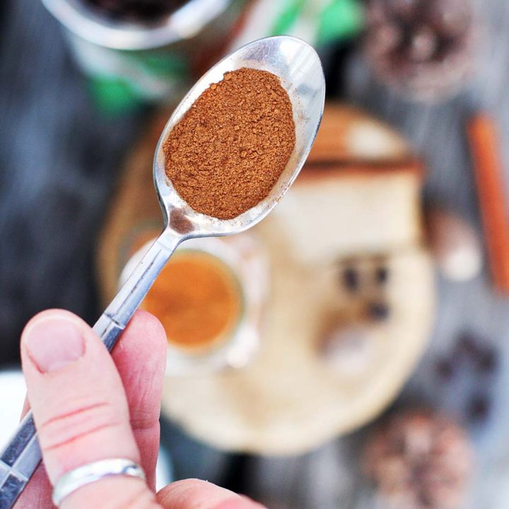 DIY咖啡香料:一种美味的香料混合。撒一些在你的咖啡或拿铁上!DIY礼物的想法。